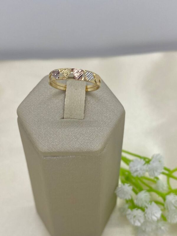Anillo Cinco Corazones en Tres Oros - Image 2