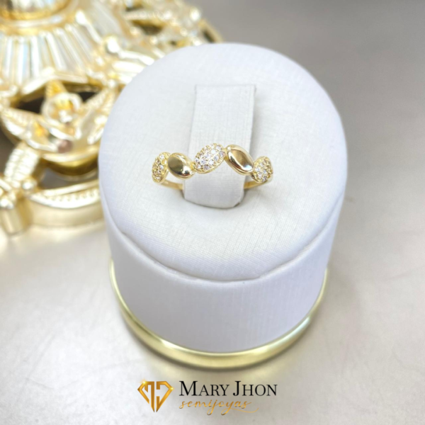 Anillo Dorado Con Zirconias